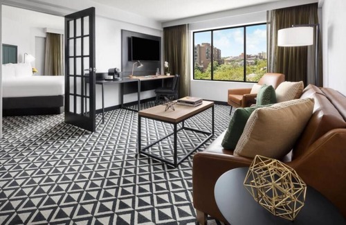Brookline House | Family Vacation! 3 Modern Units, Restaurant, Bar, Near Prudential Tower