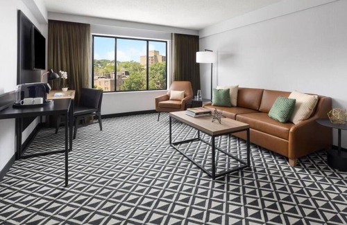 Brookline House | Family Vacation! 3 Modern Units, Restaurant, Bar, Near Prudential Tower