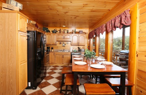 Gatlinburg - Pigeon Forge Cabin | Family Valley Lodge - Six Bedroom Cabin