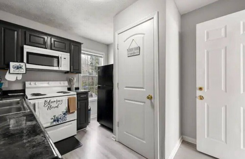 Lithonia House | Family Veranda Suite +Affordable