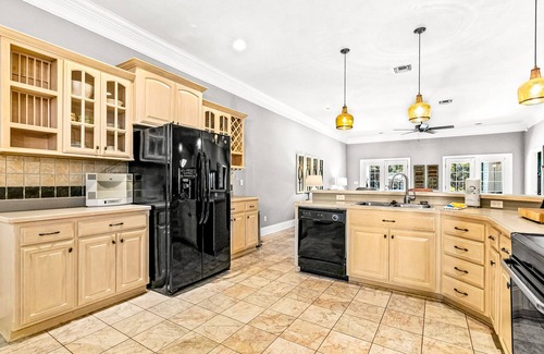Village of Sugar Beach House | Family Villa with Sun Deck, Patio, Private Pool, Grill - Full Kitchen + WiFi