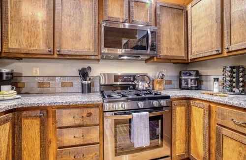 Morganton Cabin | Famtastico - Game room, pets, hot tub, fire pit