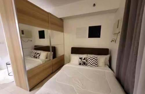 Bagumbayan Apartment | Fancy Suite near Eastwood with Awesome Balcony!
