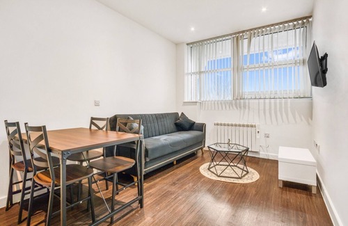 Heathrow Villages Apartment | Fantastic 1 Bed by Heathrow Airport