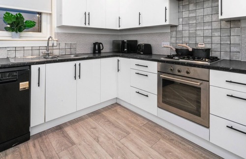 Coatbridge Apartment | Fantastic 3 bedroom Apartment with private driveway
