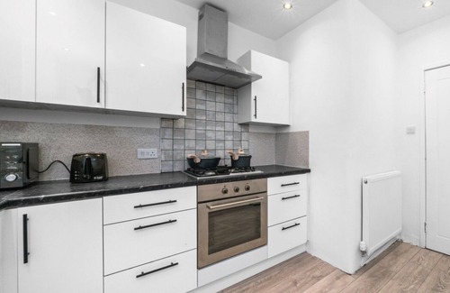 Coatbridge Apartment | Fantastic 3 bedroom Apartment with private driveway