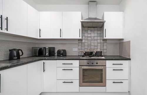 Coatbridge Apartment | Fantastic 3 bedroom Apartment with private driveway