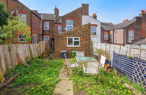 Luton House | Fantastic 5 Bedroom House