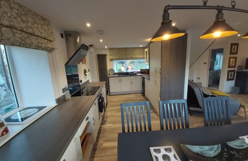 Compton Dundon Cottage | Fantastic Country House with a hot tub + splash pool + games in private grounds.