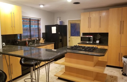 Little Ranches House | Fantastic Hollywood Home- 60 day Min Stay