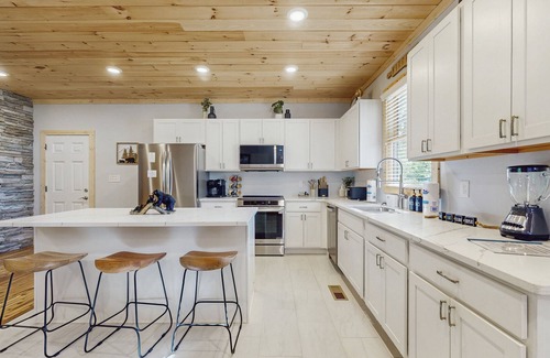 Sevierville House | Fantastic home with hot tub, fireplace, game room & fully equipped kitchen