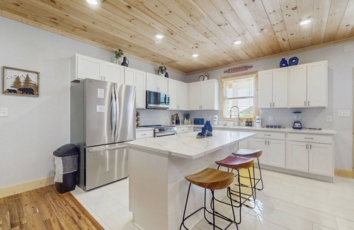 Sevierville House | Fantastic home with hot tub, fireplace, game room & fully equipped kitchen