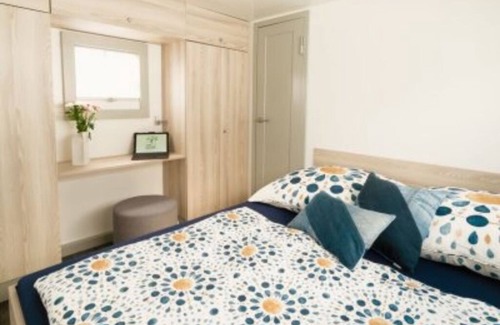 Hennigsdorf Boat Rental | Fantastic houseboat accommodation right on the water in Hennigsdorf an der Havel