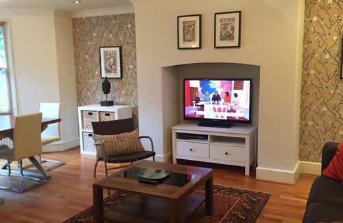 Kilburn Apartment | Fantastic Luxury London Apartment with Huge Garden in tree lined street nr Tube
