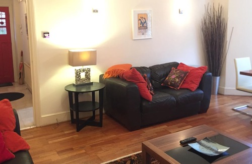 Kilburn Apartment | Fantastic Luxury London Apartment with Huge Garden in tree lined street nr Tube