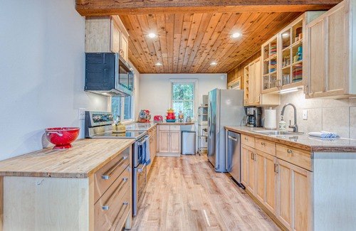 Zigzag Cabin | Fantastic river cabin near Mount Hood with private hot tub, firepit & wood stove