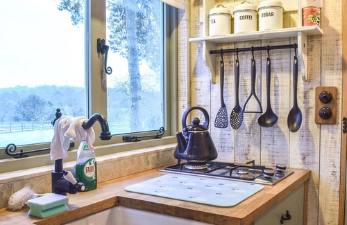 Romsey Cottage | Fantastic shepherd’s hut with stunning views is the ultimate stay for your next getaway.