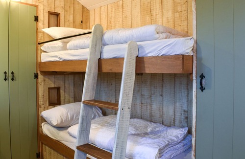 Romsey Cottage | Fantastic shepherd’s hut with stunning views is the ultimate stay for your next getaway.