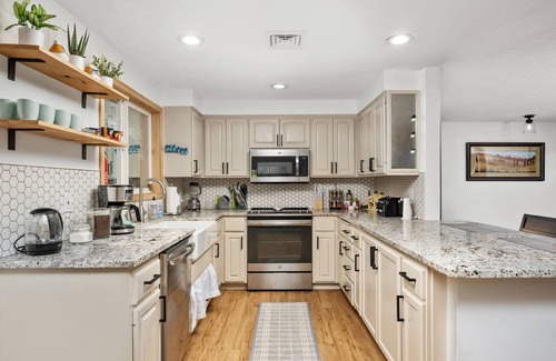 Coburg House | Fantastic Single Level Retreat, Pet Friendly, Fully Fenced Backyard, Hot Tub, Close to Everything