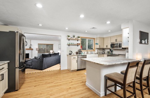 Coburg House | Fantastic Single Level Retreat, Pet Friendly, Fully Fenced Backyard, Hot Tub, Close to Everything