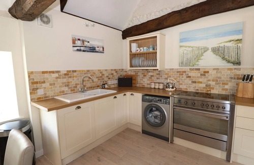 Sculthorpe Cottage | FAR BARN, pet friendly, country holiday cottage in Fakenham