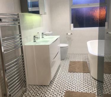 Fareham House | Fareham Heights 5BR, Lrg drive, Hot tub, Lux, modern and Comfy