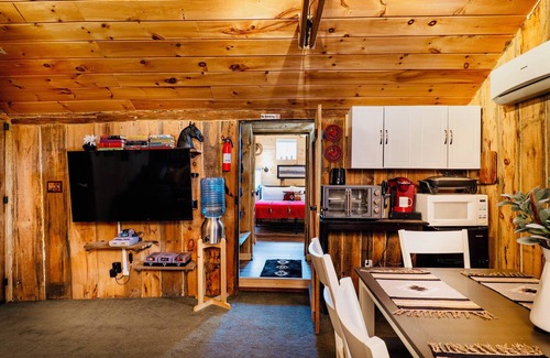 Willington Apartment | Farm - Animals - Barn - Gazebo - Fire Pit - 2xKing