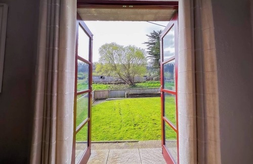 Kewstoke House | Farm Cottage (Cosy Coastal Retreat-Dog Friendly)