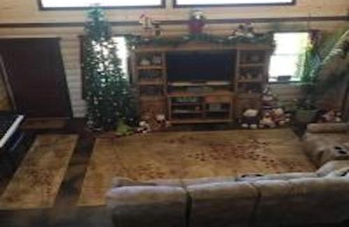 Monticello House | Farm House Cabin, Patio, TV Room, Games, BBQ, Campfire
