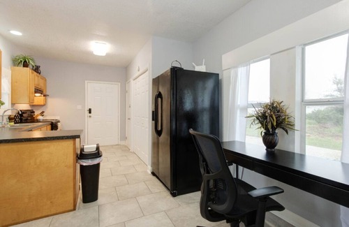 Eloise House | Farm House Stay 5 Miles to Legoland!