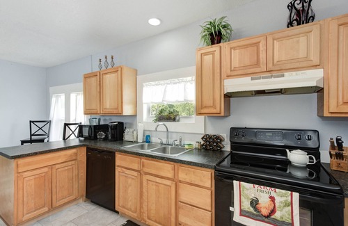 Eloise House | Farm House Stay 5 Miles to Legoland!