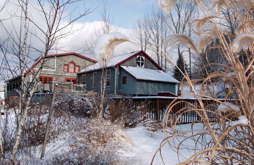 Pownal Apartment | FARM-TO-TABLE eating, good hot tub soak, S'mores around fire pit, seasonal POOL!