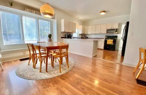 Webb City House | Farmer’s Market Bungalow- fenced yard w/fire pit