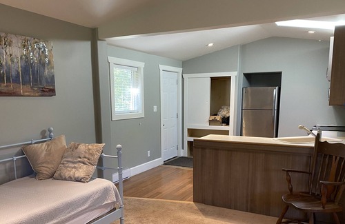 Cordova Bay Cottage | Farmers Cottage