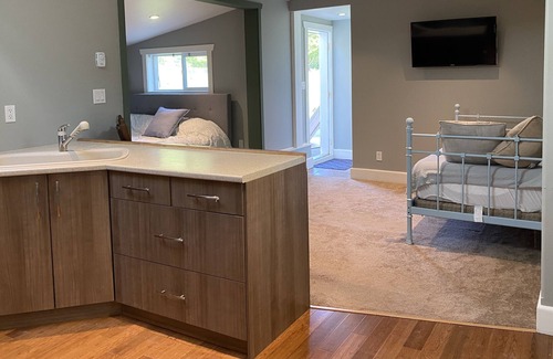 Cordova Bay Cottage | Farmers Cottage