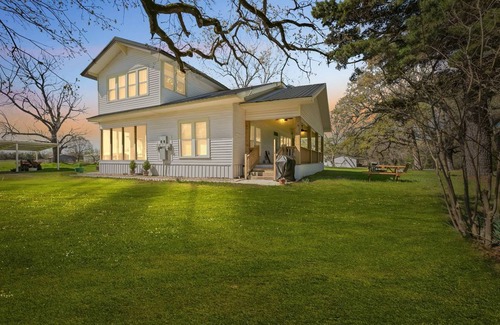 Arthur City House | Farmhouse ∙ 2 bedrooms ∙ 5 guests