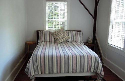 James City House | Farmhouse ∙ 2 bedrooms ∙ 6 guests