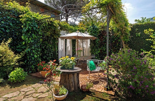 Fisciano Apartment | Farmhouse 'Camera Quadrupla Con Vista Giardino' with Mountain View, Wi-Fi and Air Conditioning