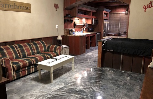 Hannibal Apartment | Farmhouse Condo 1 BR 1 BA Sleeps 5