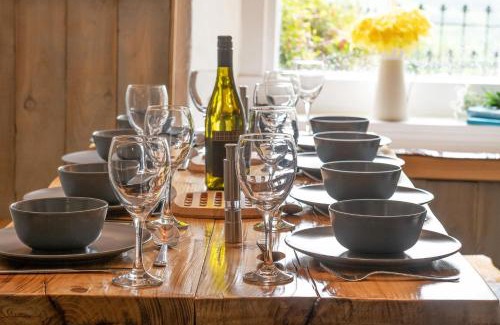 Bryn-crug House | Farmhouse & Cottage at Geufron Farm - Dog friendly