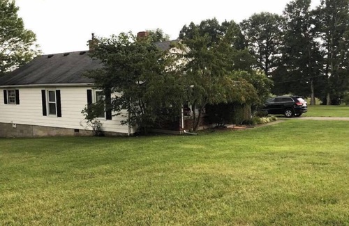 Frankfort Cottage | Farmhouse Cottage local Horse farms, Distilleries, Winery Tours, walking trails.