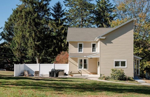 Columbia House | Farmhouse|HOT TUB|Fireplace|King Bed|4 Bedroom