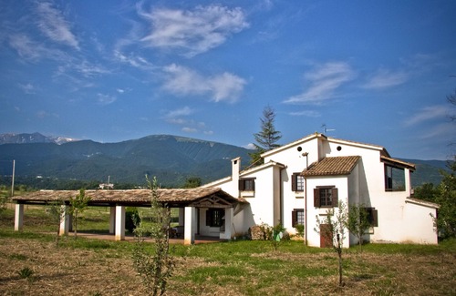 Rapino House | farmhouse immersed in the green Abruzzo countryside with a tennis court