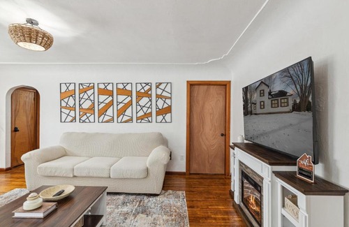 East Leroy House | Farmhouse in Battle Creek whit hub tube