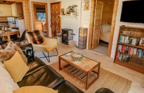 Godshill Cabin | FARMHOUSE LODGE, pet friendly, character holiday cottage in Wroxall
