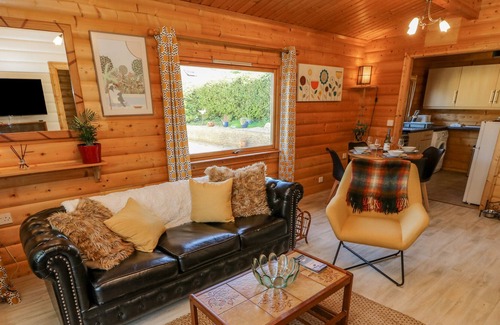 Godshill Cabin | FARMHOUSE LODGE, pet friendly, character holiday cottage in Wroxall