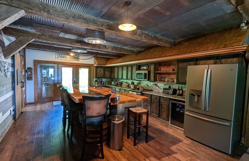 Celina House | Farmhouse retreat overlooking Dale Hollow