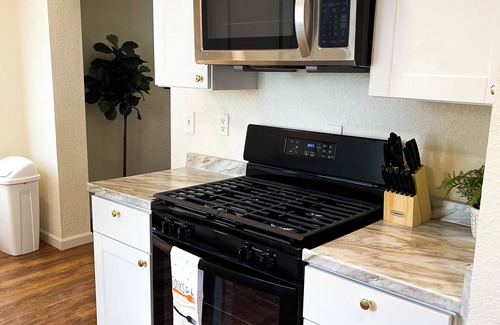 Thatcher House | Farmhouse Retreat with deck and fire pit, very family friendly & great location