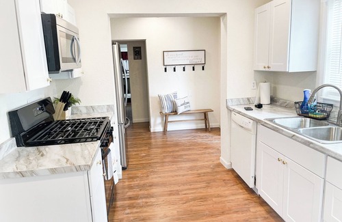Thatcher House | Farmhouse Retreat with deck and fire pit, very family friendly & great location