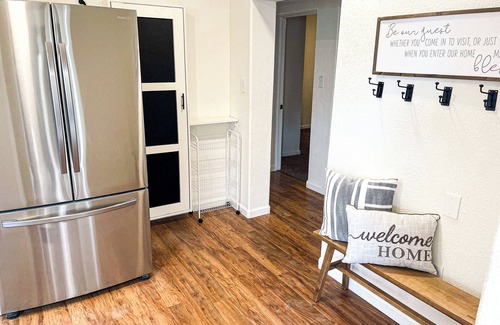 Thatcher House | Farmhouse Retreat with deck and fire pit, very family friendly & great location